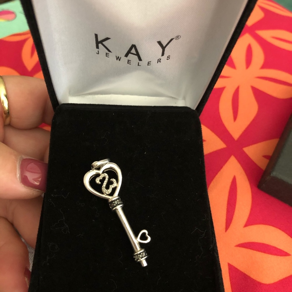 Add on for 50$ Open heart key pendant Kays